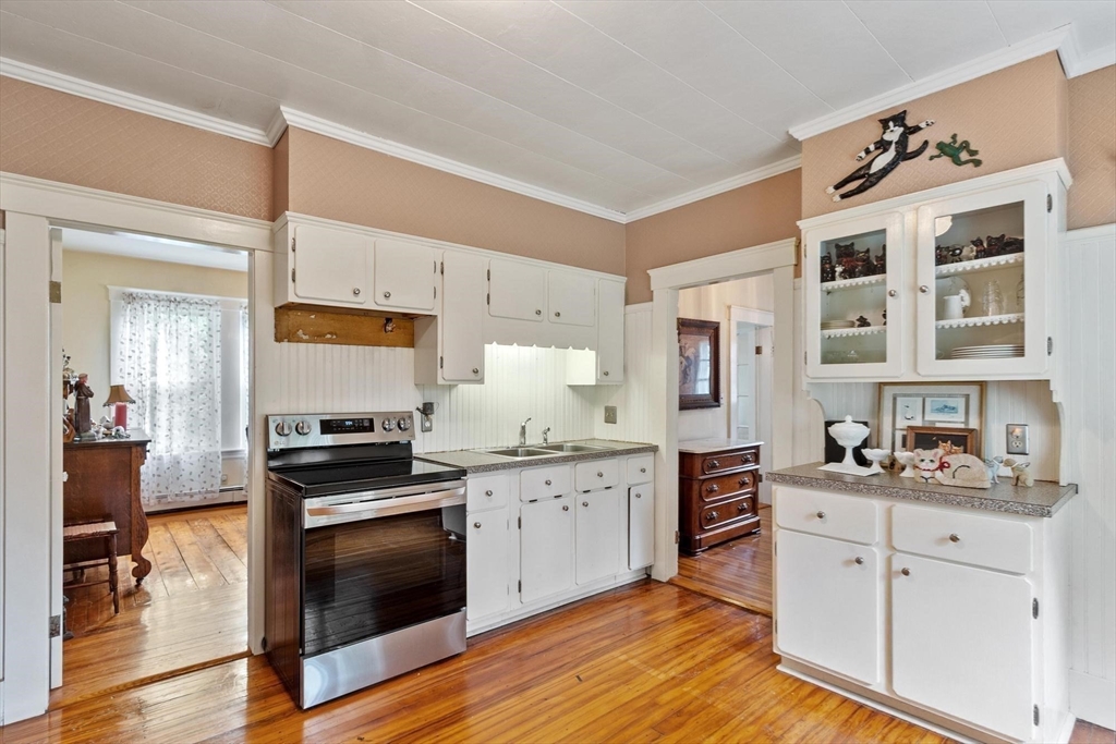 27 Foss Rd Property Photo 9