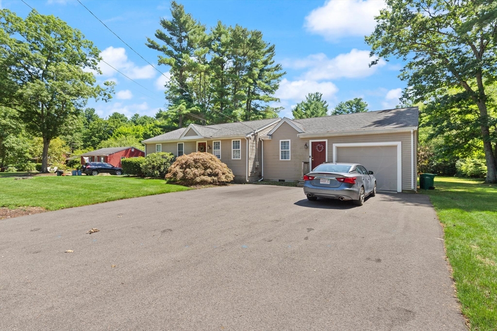 320 Balcom St Property Photo 3