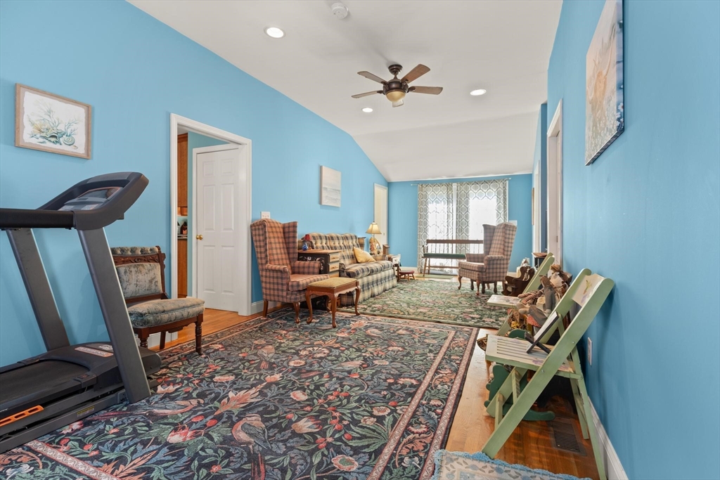 320 Balcom St Property Photo 4