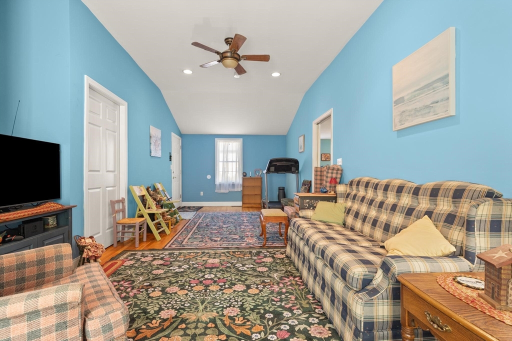 320 Balcom St Property Photo 6