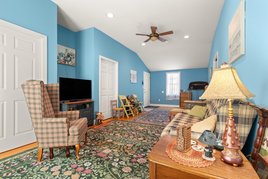 320 Balcom St Property Photo 7