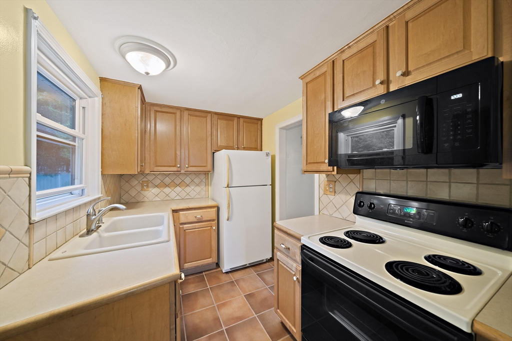 38 Roseen Rd Property Photo 8