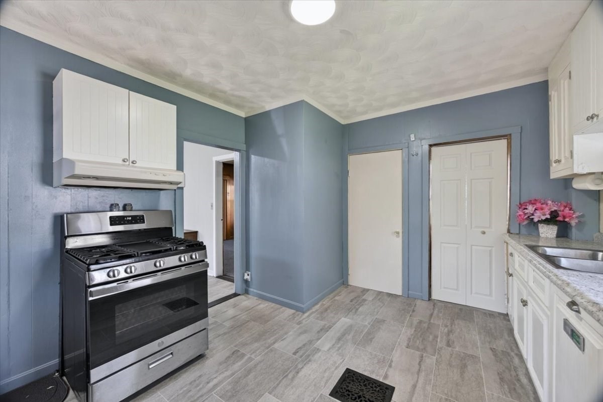 171 Bartlett St Property Photo 4