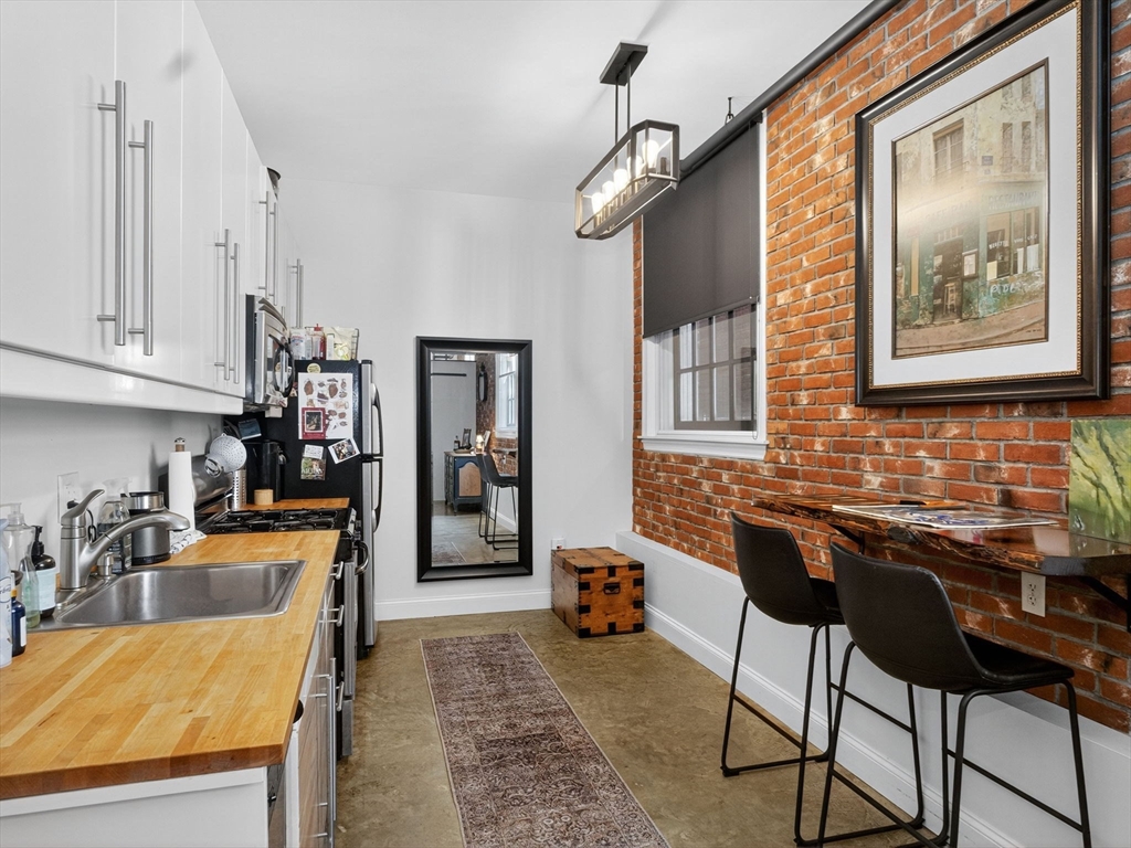 7 Crombie St # 4 Property Photo 6