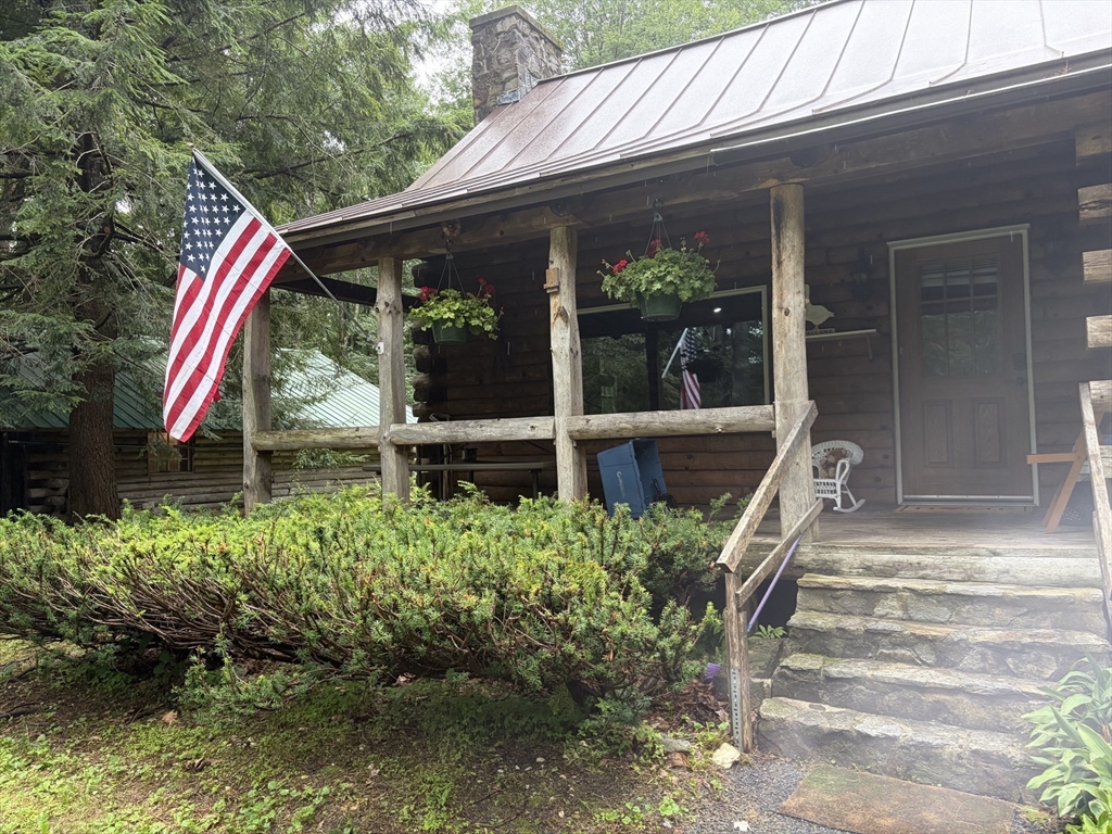 300 Lockes Village Rd Property Photo 2