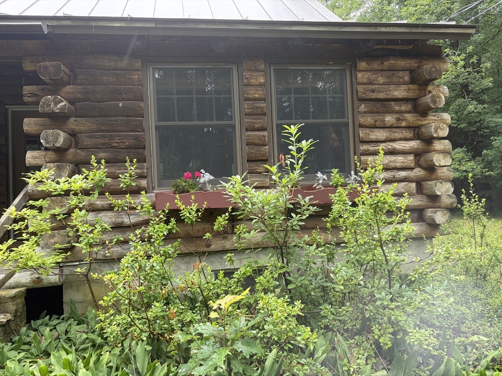 300 Lockes Village Rd Property Photo 4