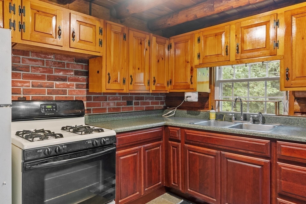 300 Lockes Village Rd Property Photo 11
