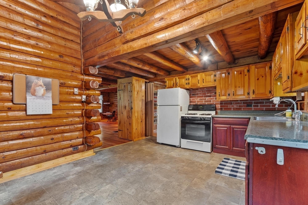 300 Lockes Village Rd Property Photo 12