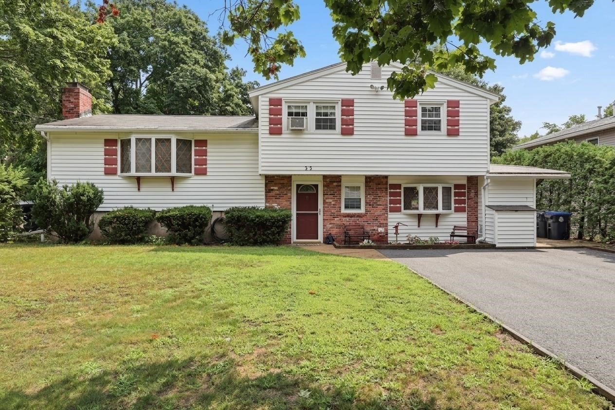 33 Rolling Ln Property Photo 2