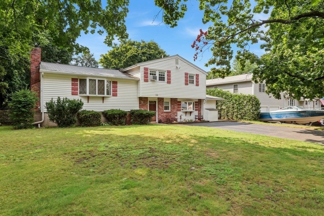 33 Rolling Ln Property Photo 3
