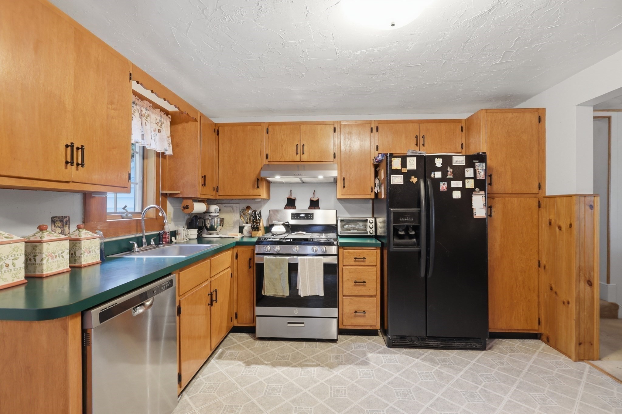 33 Rolling Ln Property Photo 5