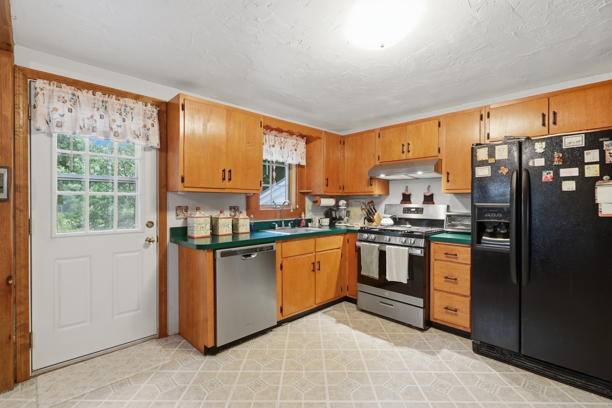 33 Rolling Ln Property Photo 6