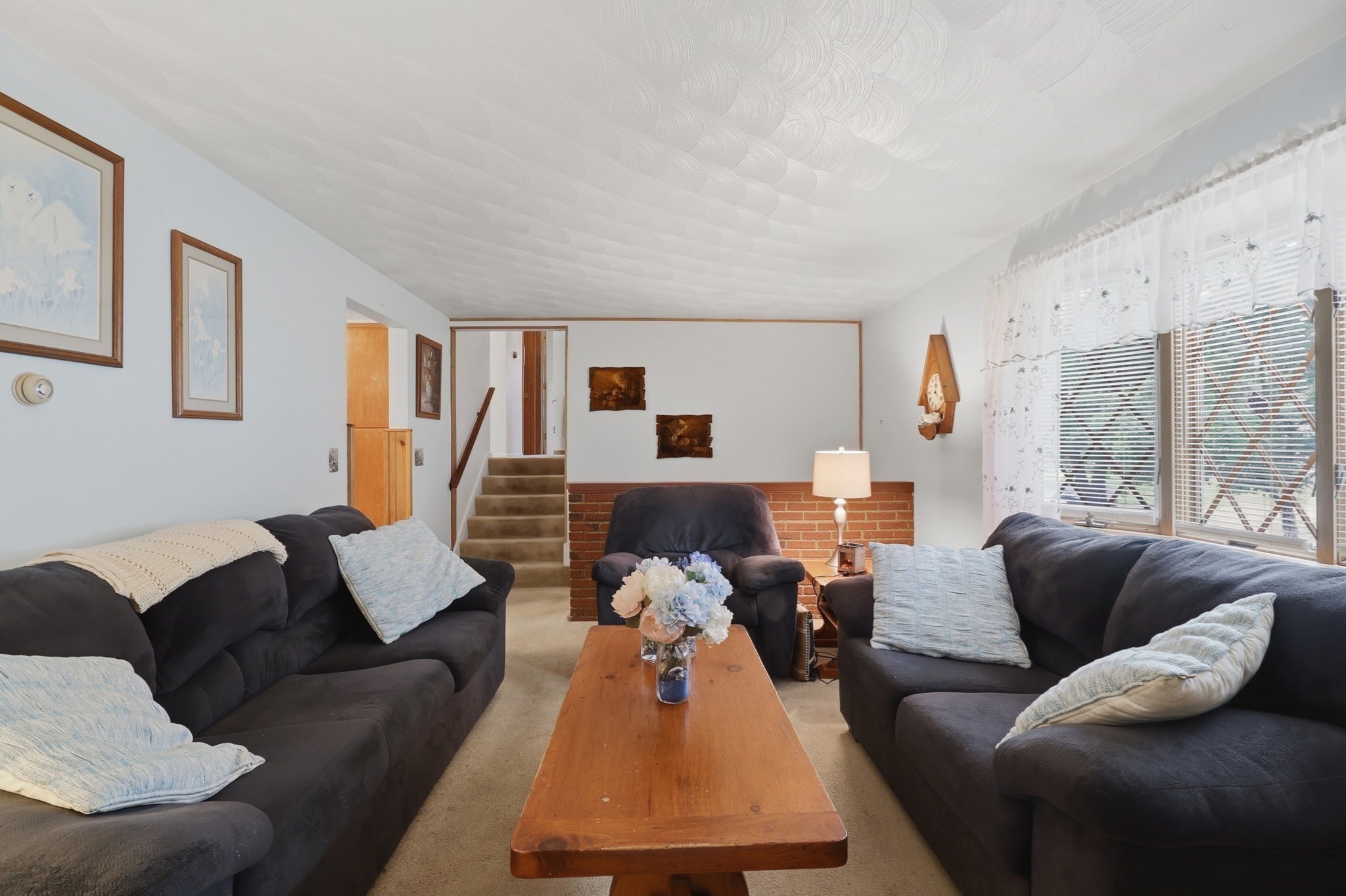 33 Rolling Ln Property Photo 9
