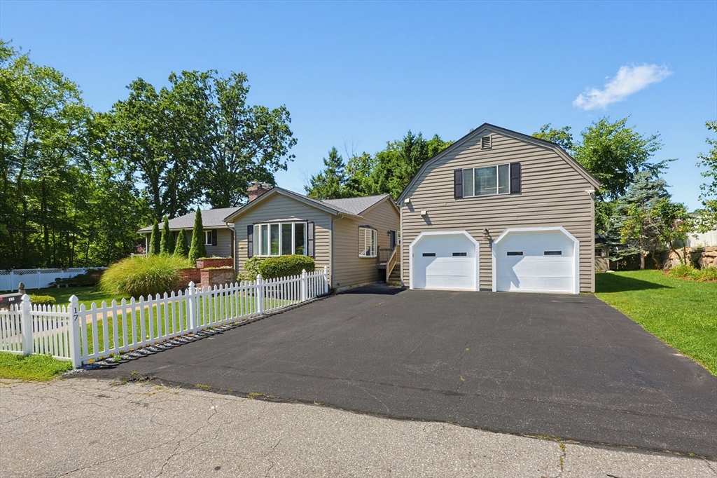 17 Metropolitan Ave Property Photo 3