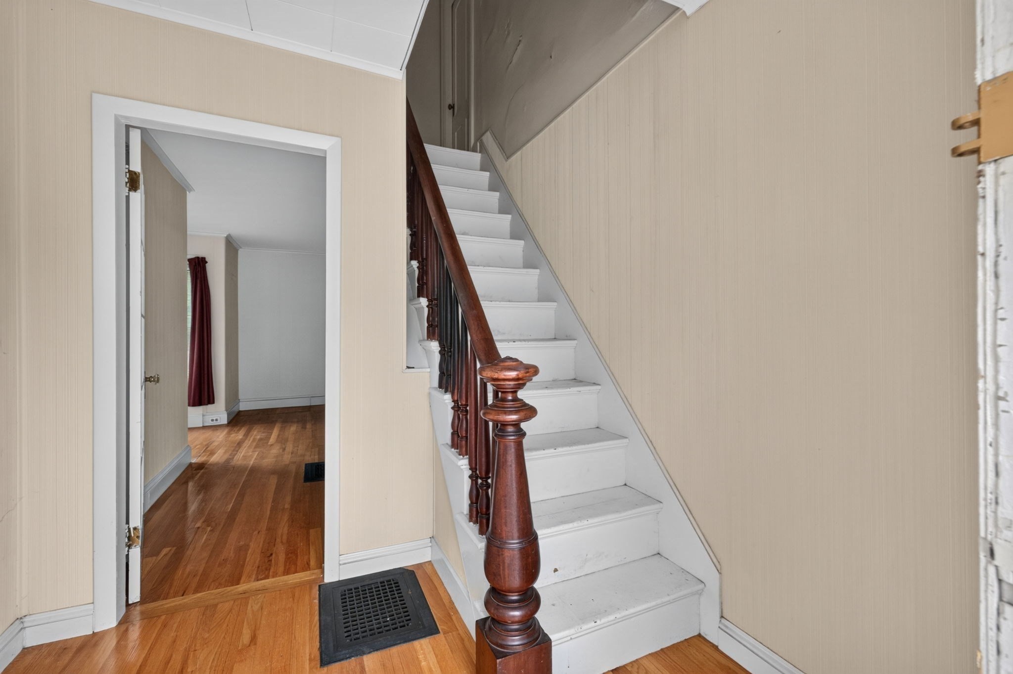 299 S Main St Property Photo 3
