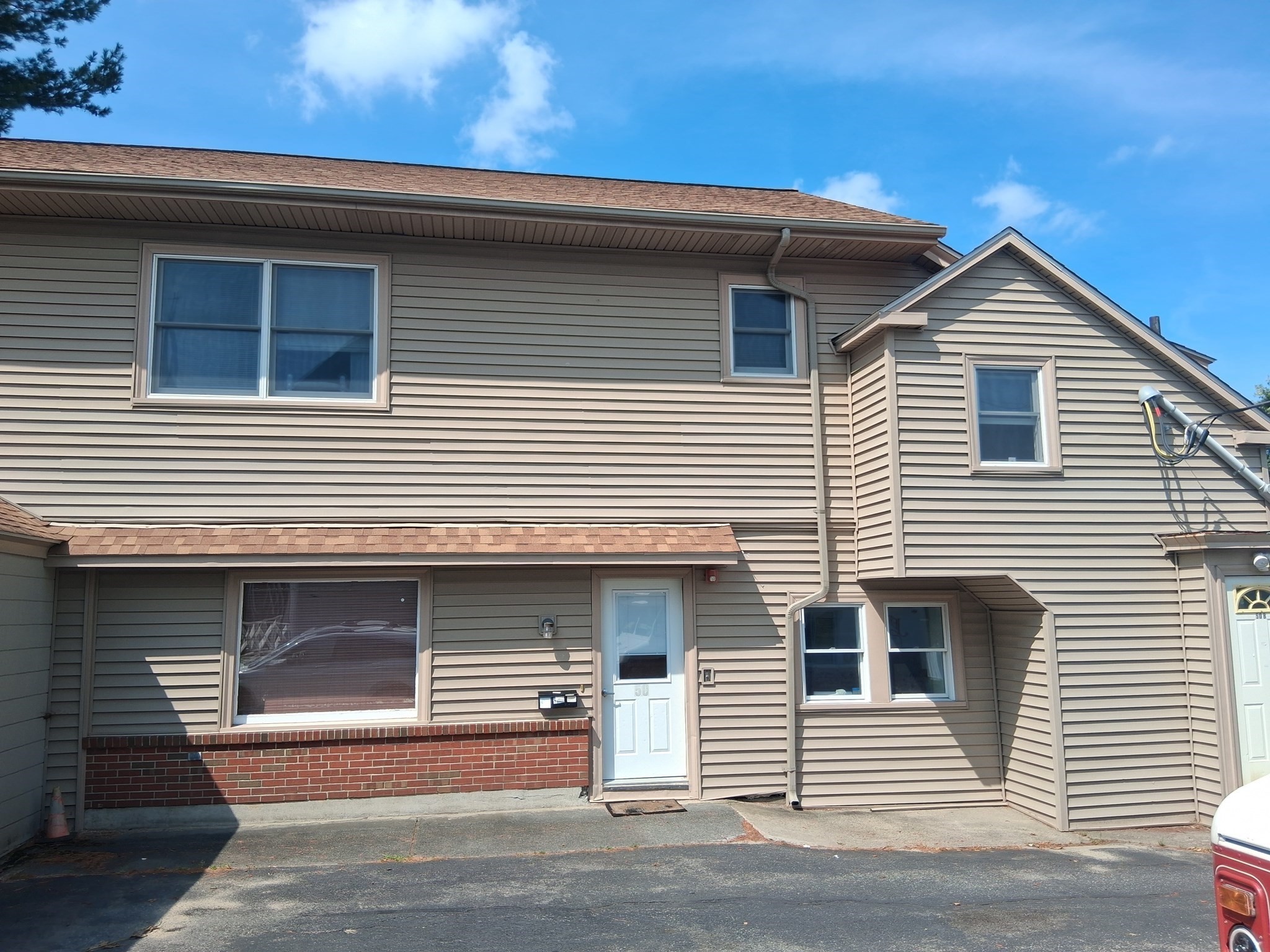 484 Burncoat St Property Photo 2