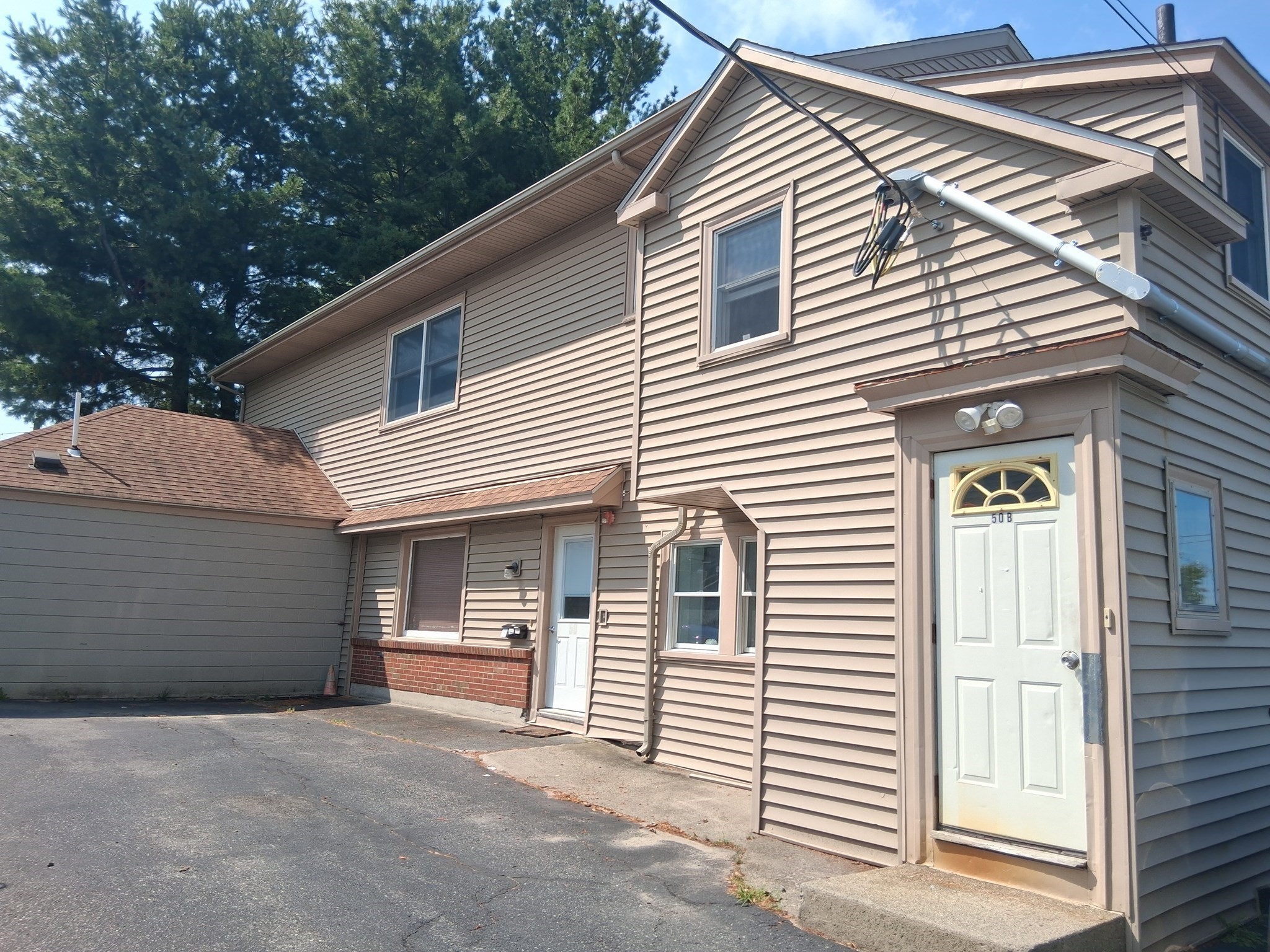484 Burncoat St Property Photo 3