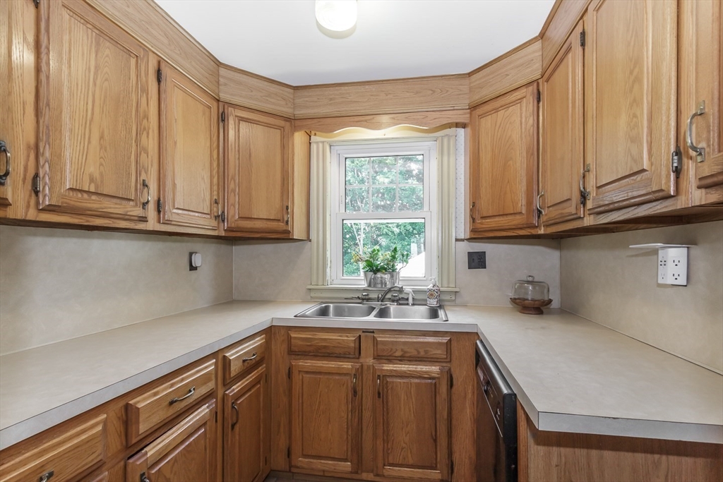 242 Beacon St Property Photo 4