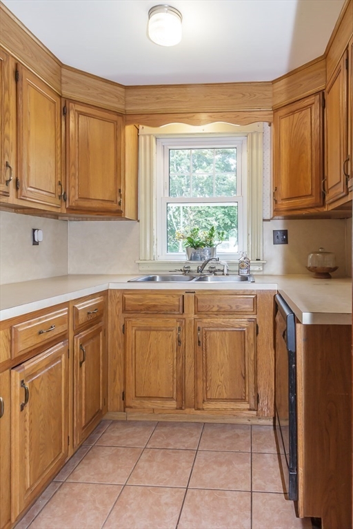 242 Beacon St Property Photo 5
