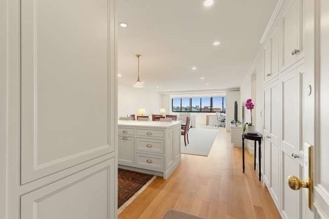 9 Hawthorne Pl # 14H Property Photo 1