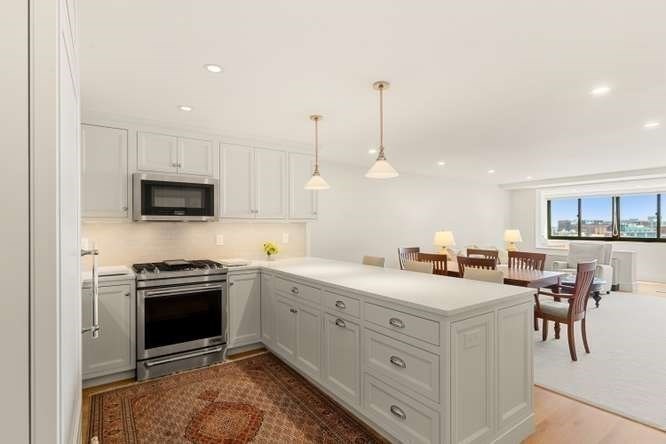 9 Hawthorne Pl # 14h Property Photo 3