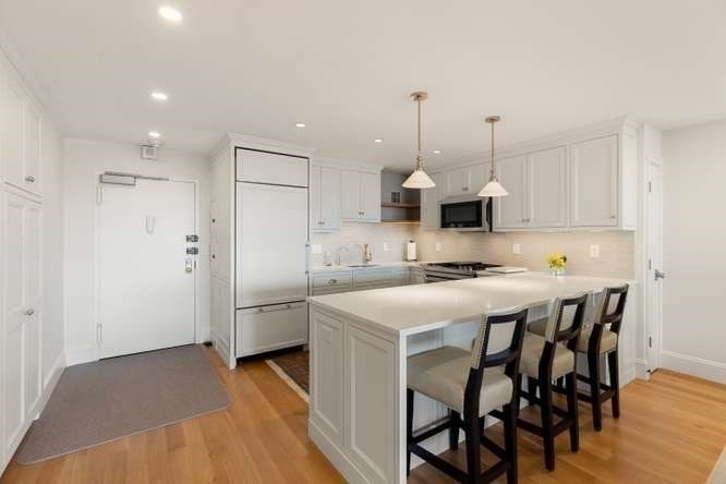 9 Hawthorne Pl # 14h Property Photo 5