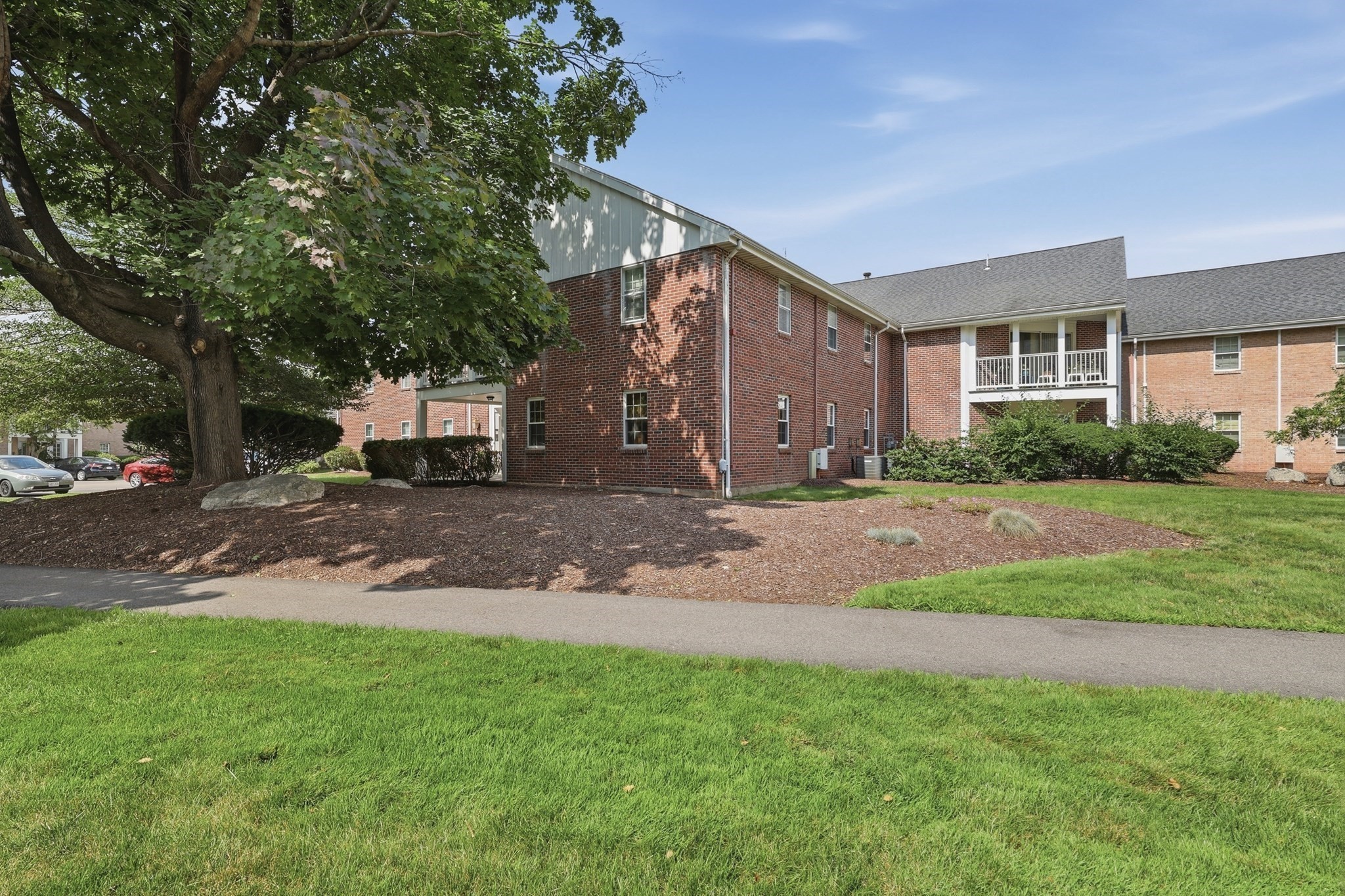 25 Jessica Dr # A Property Photo 4