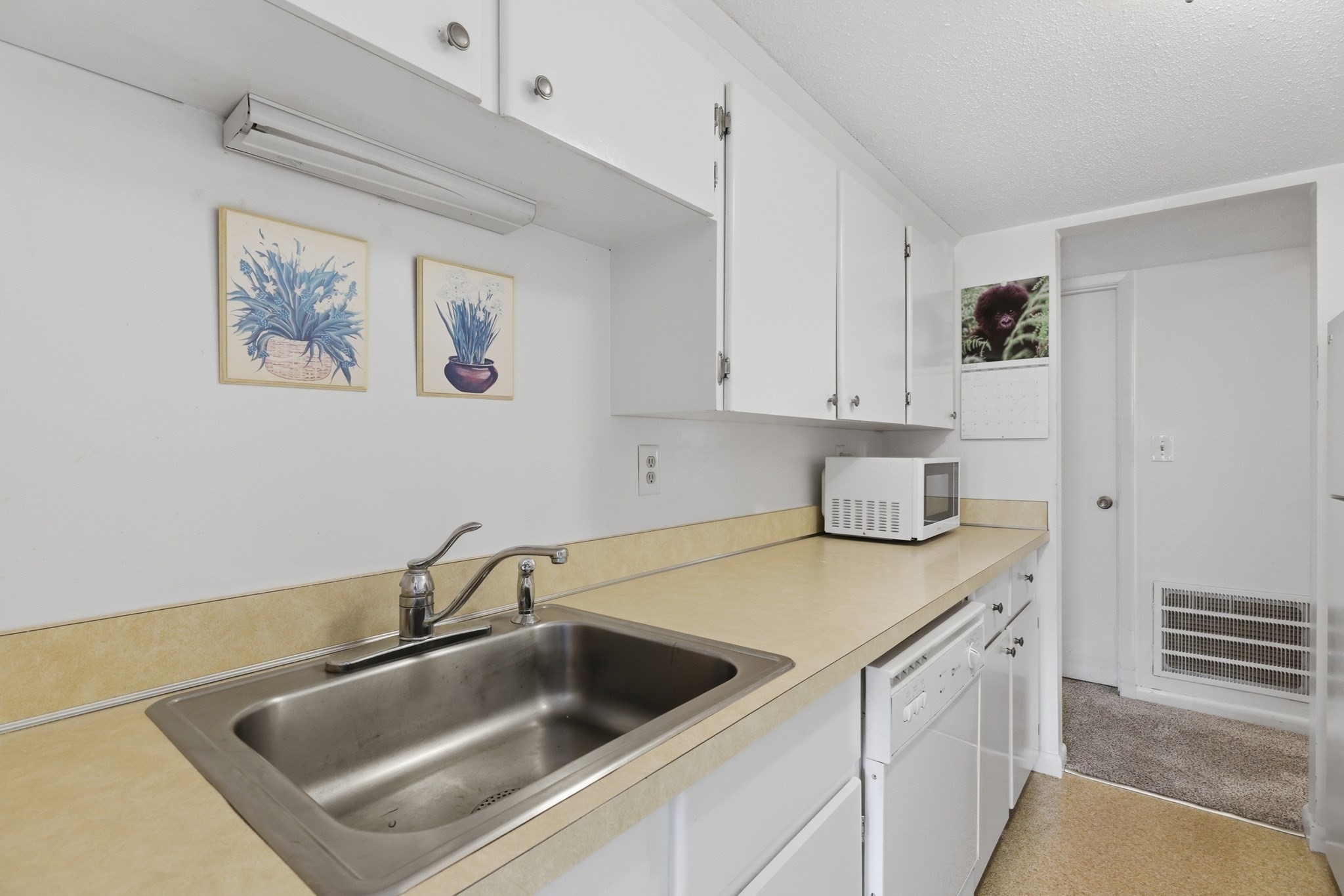 25 Jessica Dr # A Property Photo 13