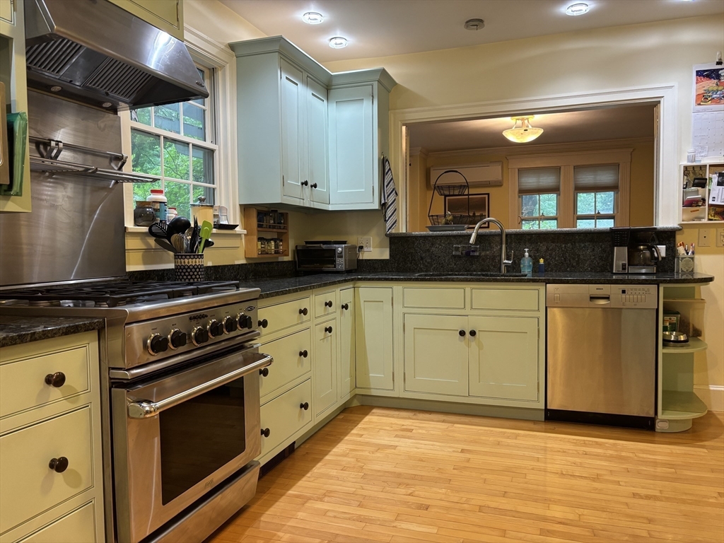 100 Dana Property Photo 12