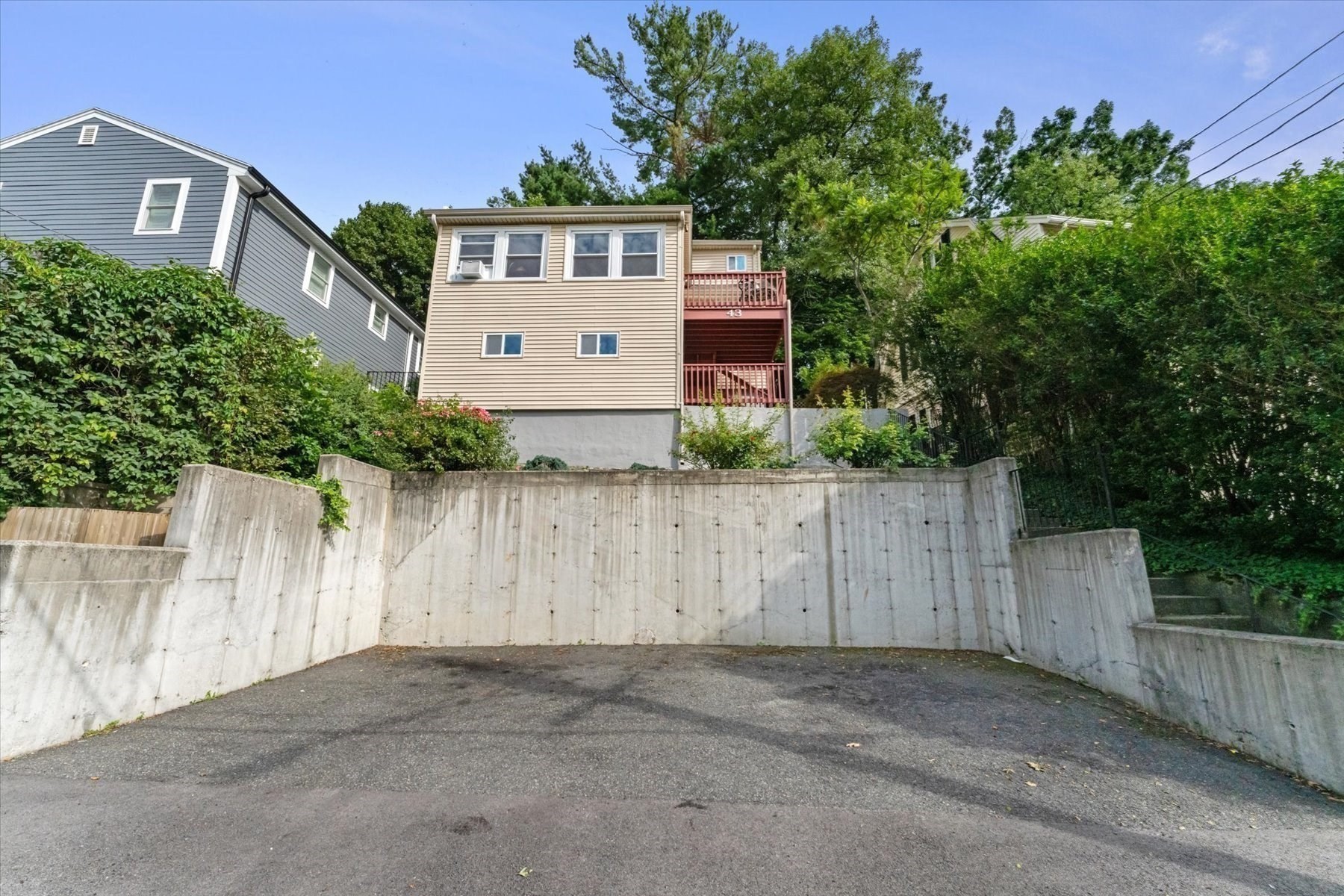43 Elm St Property Photo 3