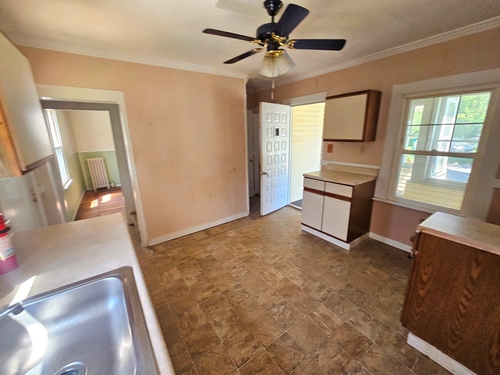 186 Burbank St Property Photo 4