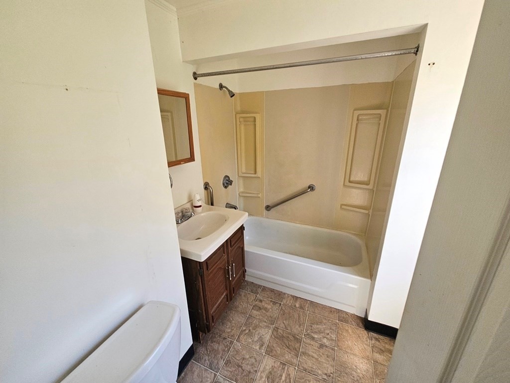 186 Burbank St Property Photo 5