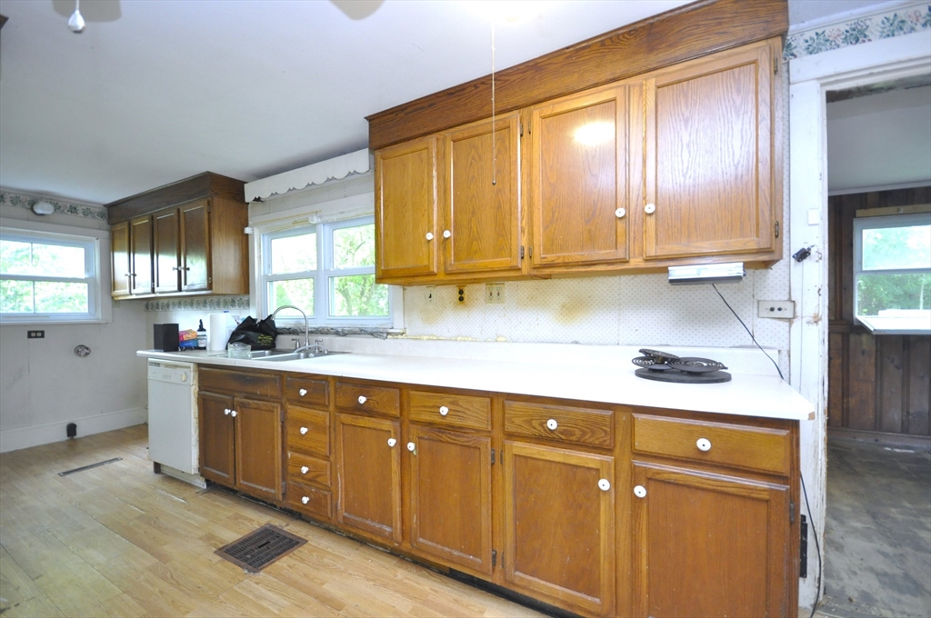 336 Plymouth St Property Photo 9