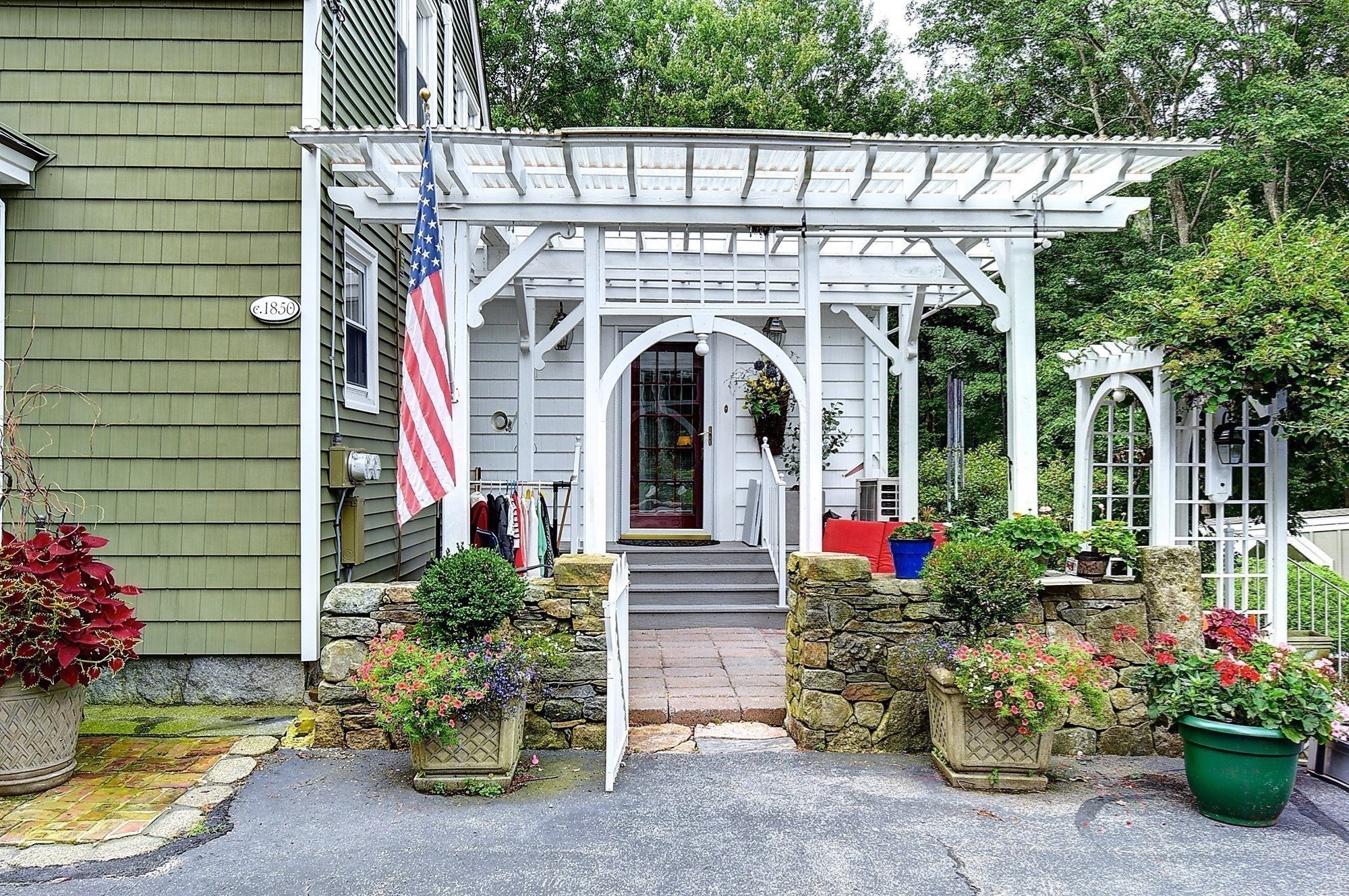 647 Main St # B Property Photo 2
