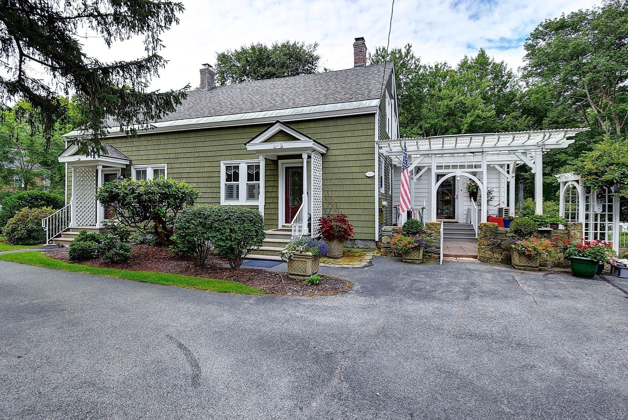 647 Main St # B Property Photo 3