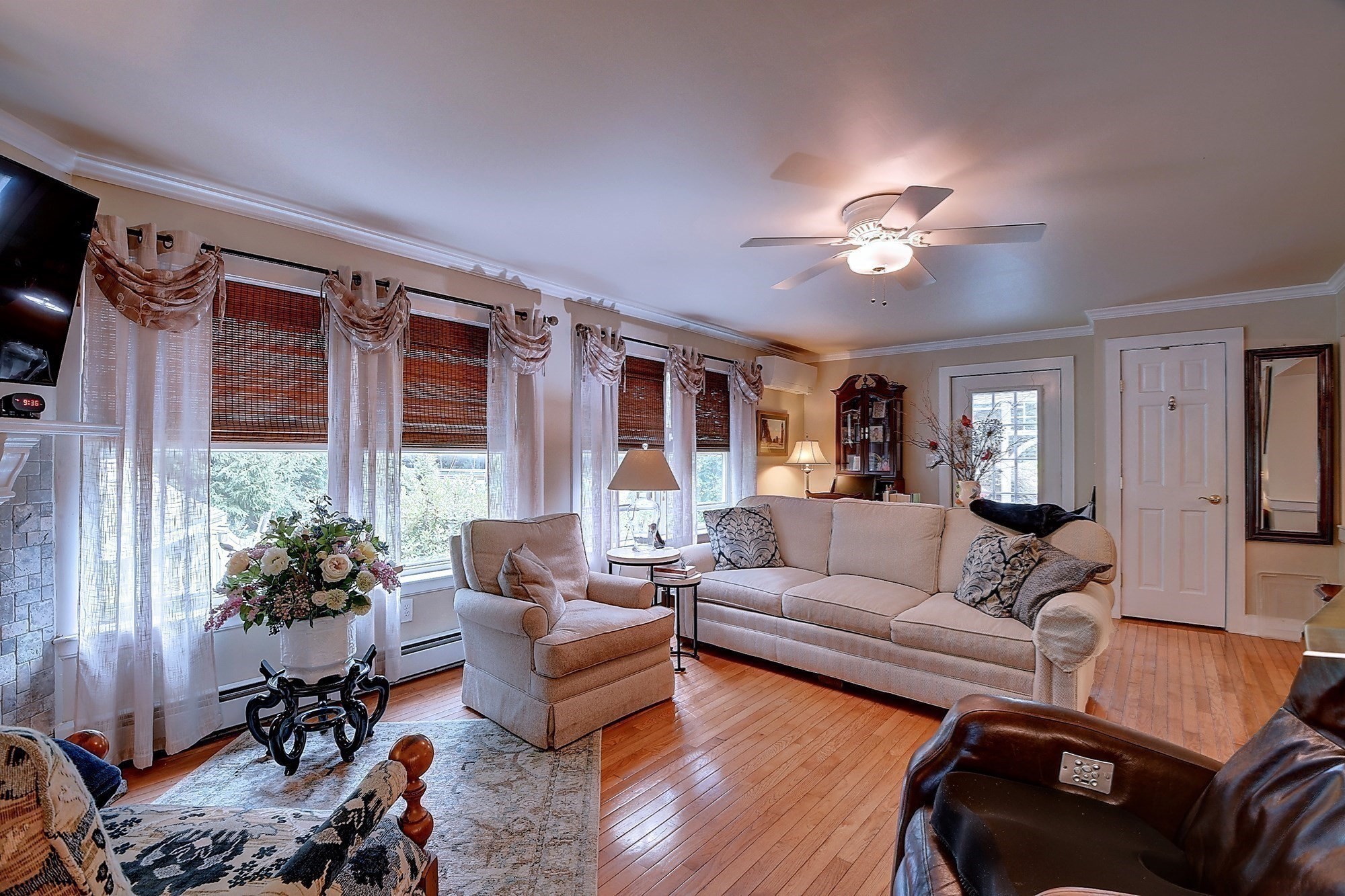 647 Main St # B Property Photo 6