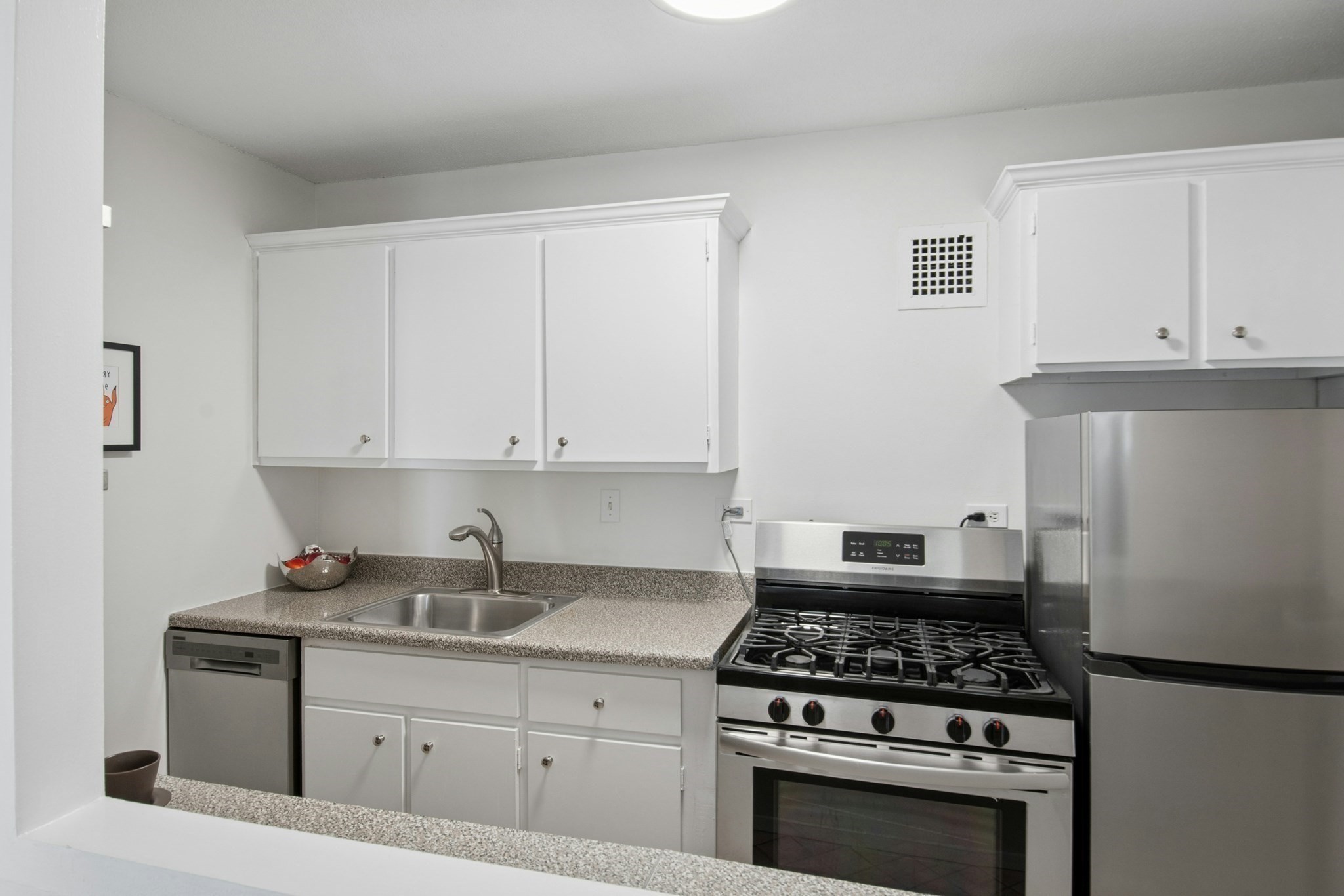 2 Hawthorne Pl # 10k Property Photo 9