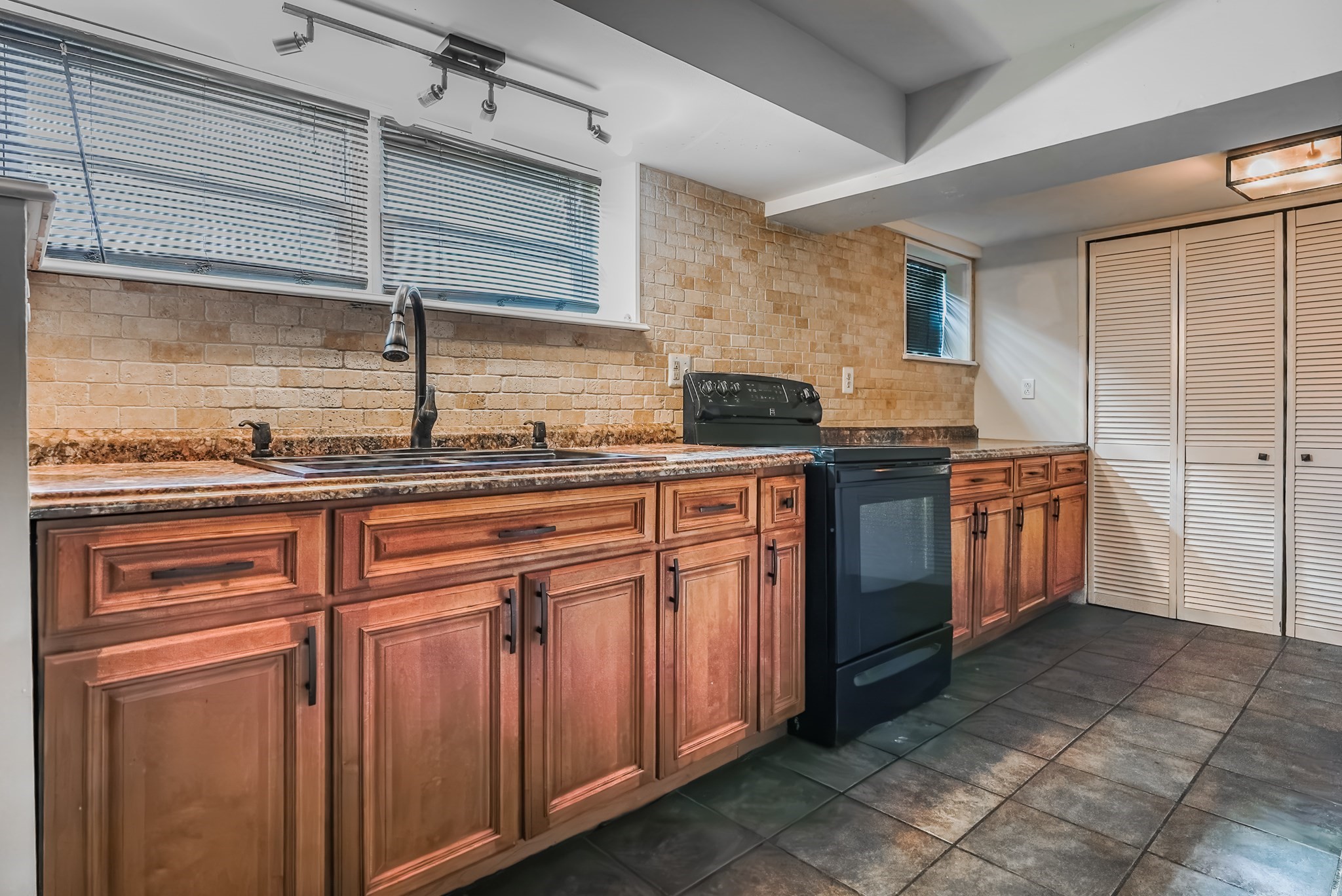 58 Oaklawn St Property Photo 13