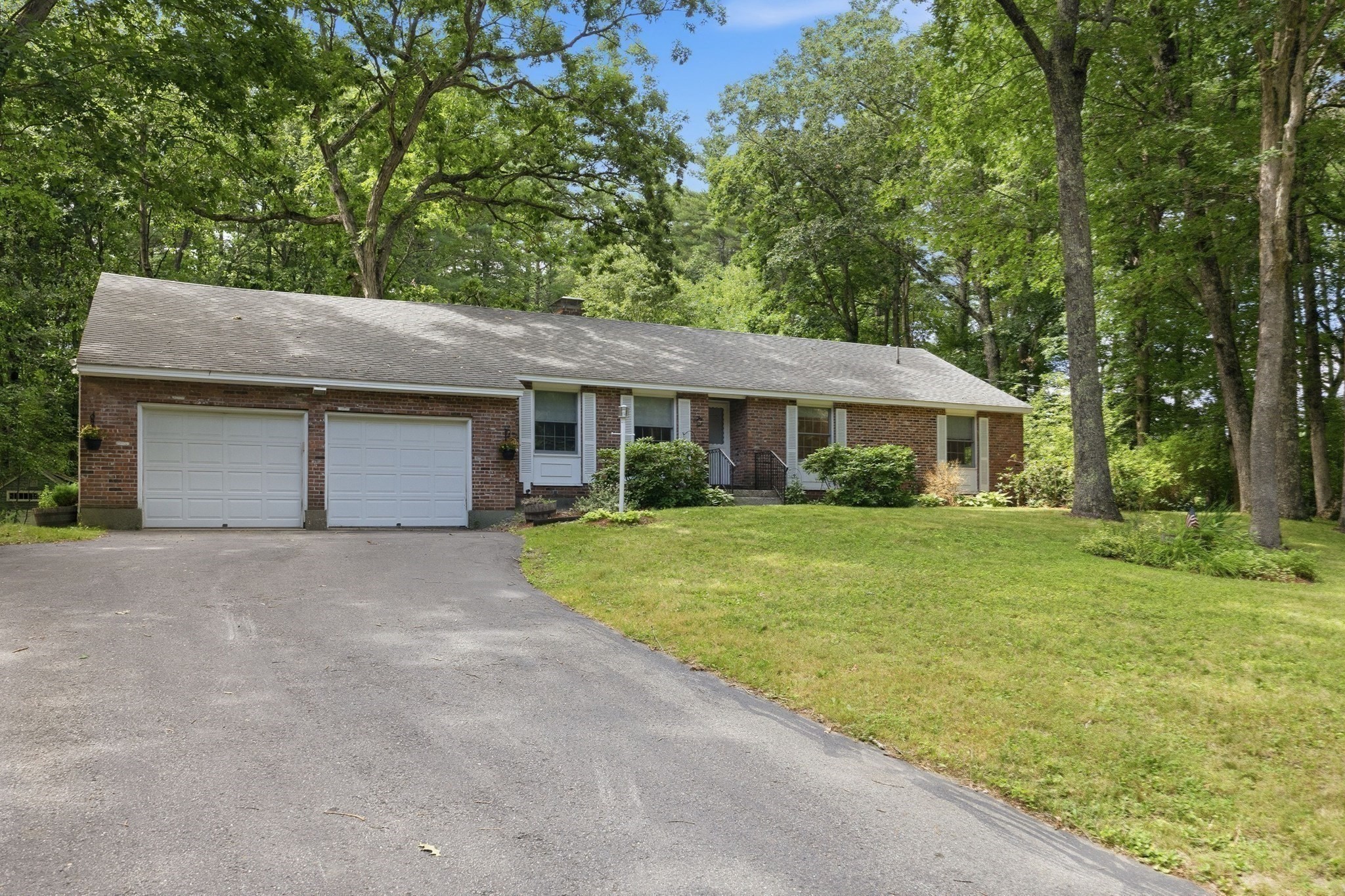 81 Warren Rd Property Photo 2