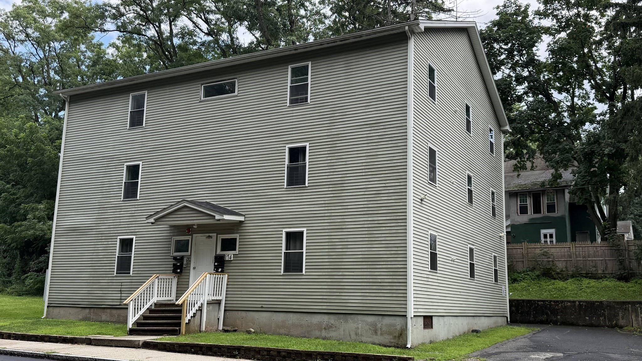 174 Locust St Property Photo 1