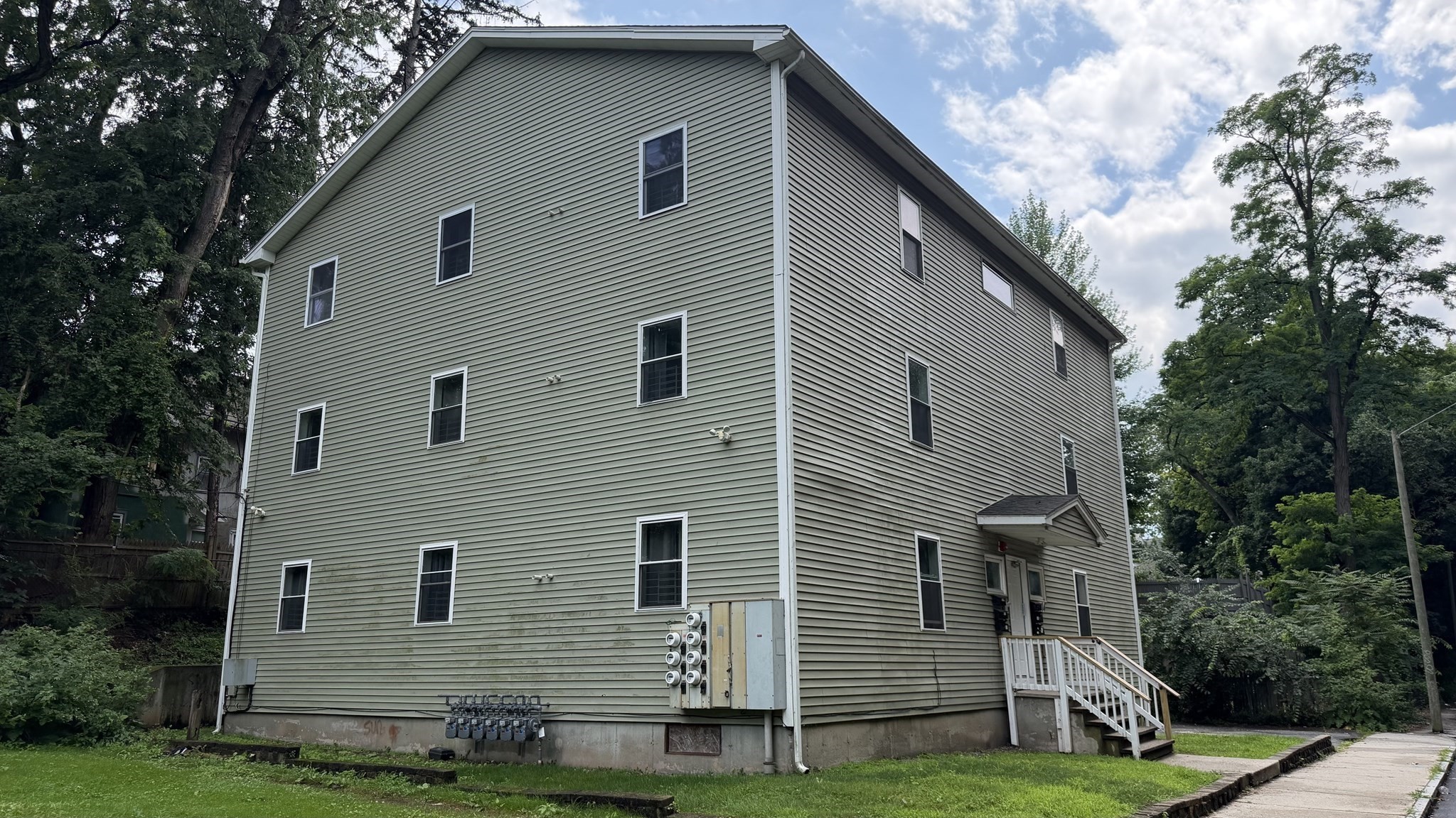 174 Locust St Property Photo 3