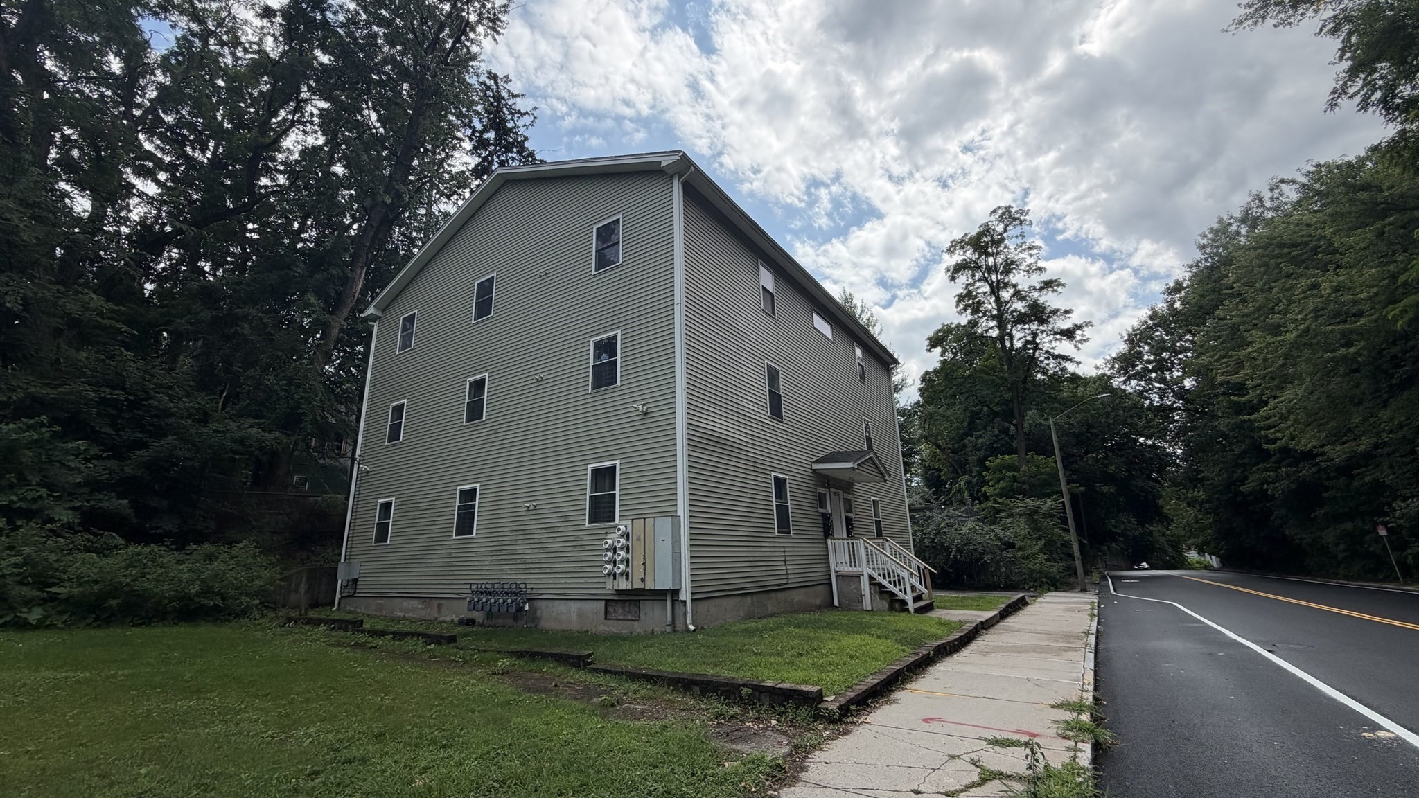 174 Locust St Property Photo 4
