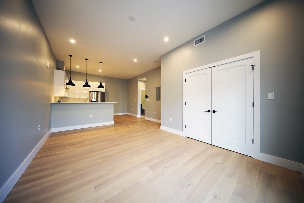 60 Cross St E # 109 Property Photo 2