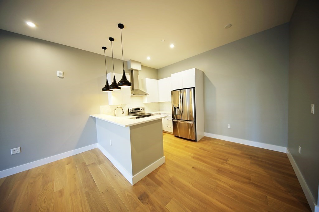 60 Cross St E # 109 Property Photo 3