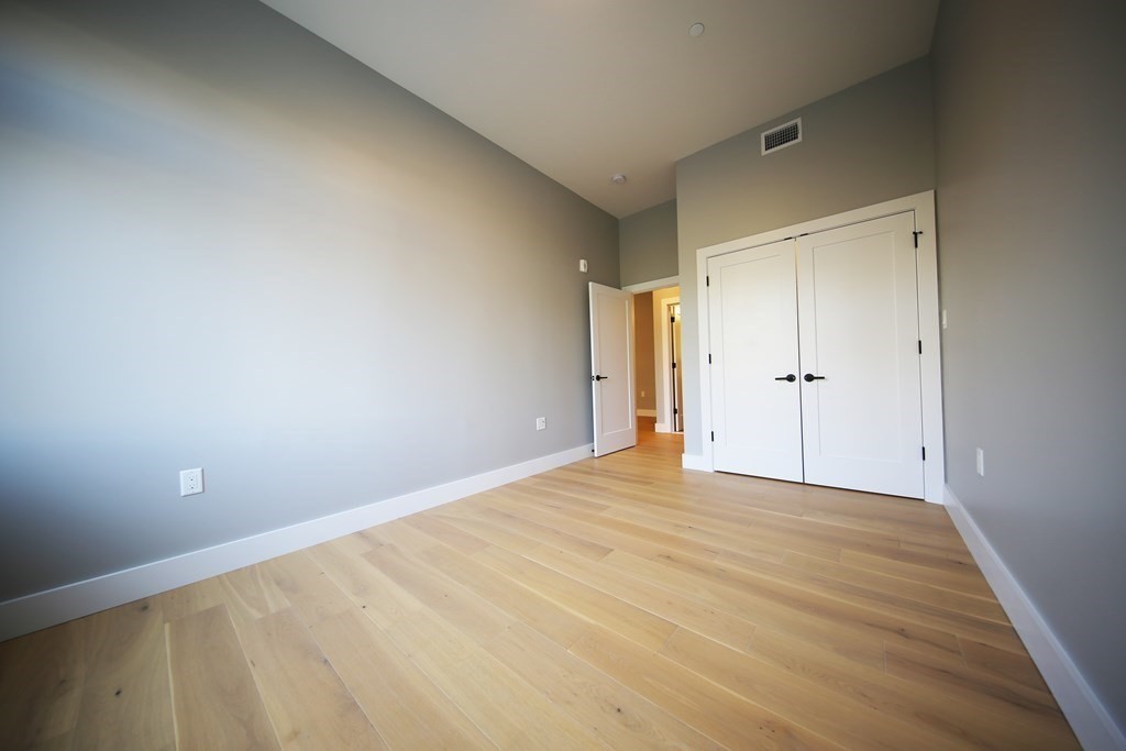 60 Cross St E # 109 Property Photo 4