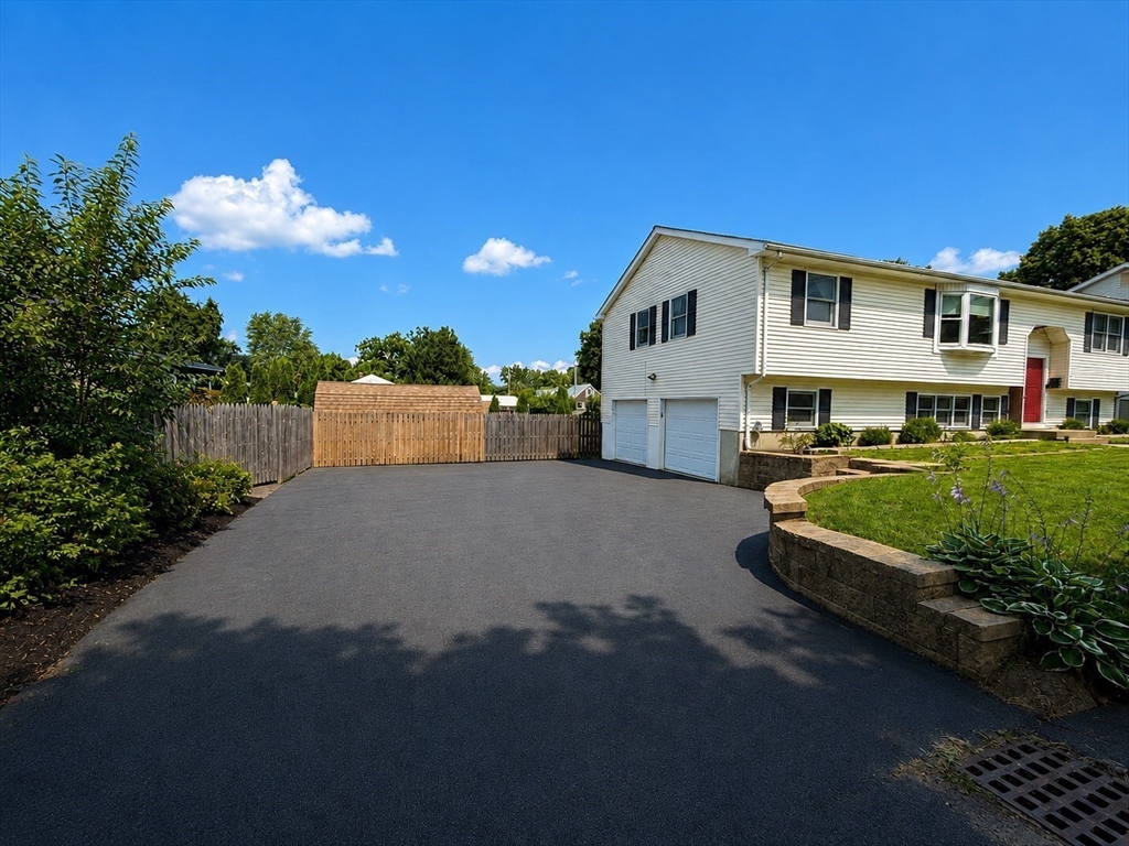 24 Montclair St Property Photo 2