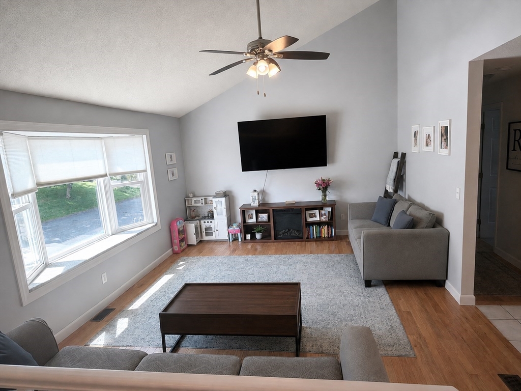 24 Montclair St Property Photo 4