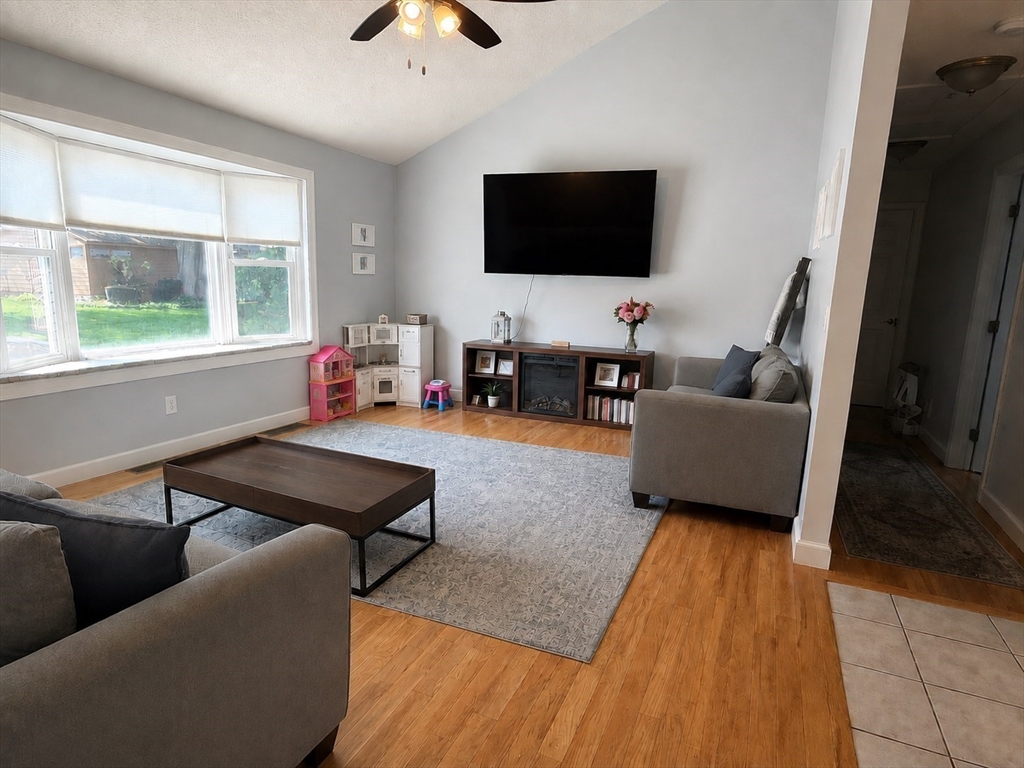 24 Montclair St Property Photo 5