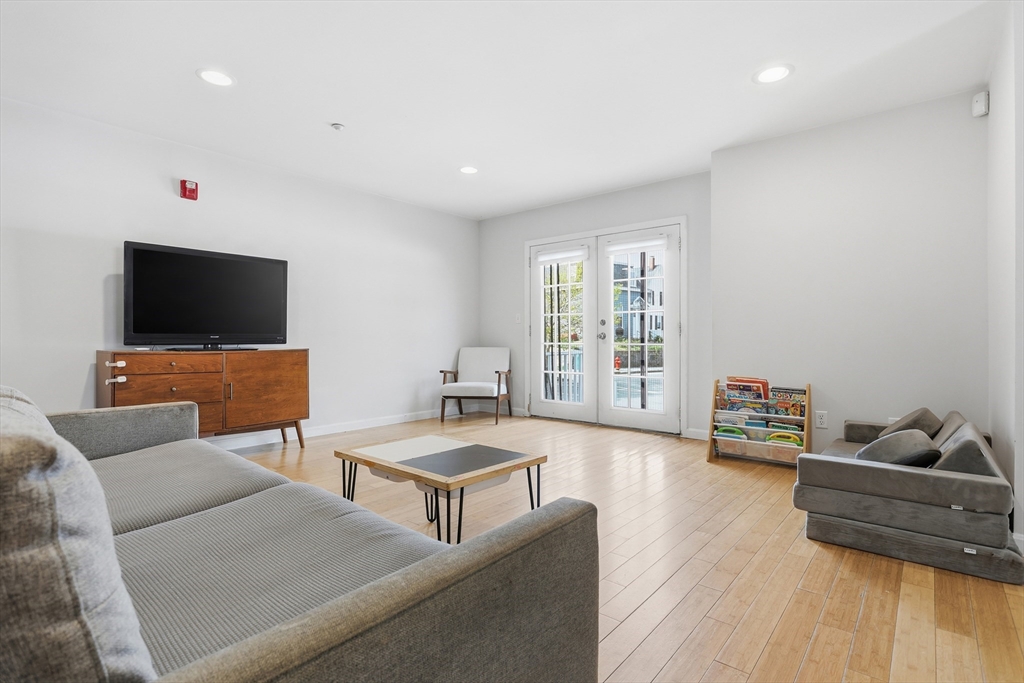 125 Mt Vernon St # D Property Photo 2