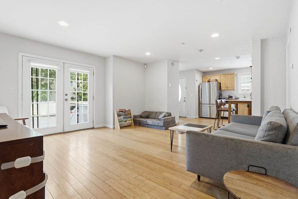 125 Mt Vernon St # D Property Photo 3